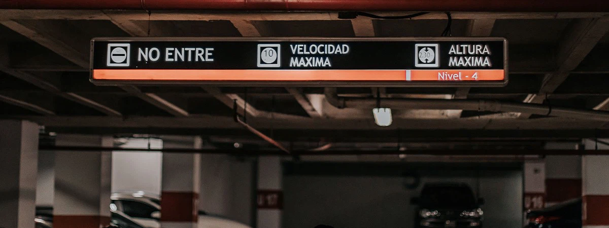 The strip digital signage used in the parking lot improves the utilization of the entire space The strip digital signage used in the parking lot improves the utilization of the entire space